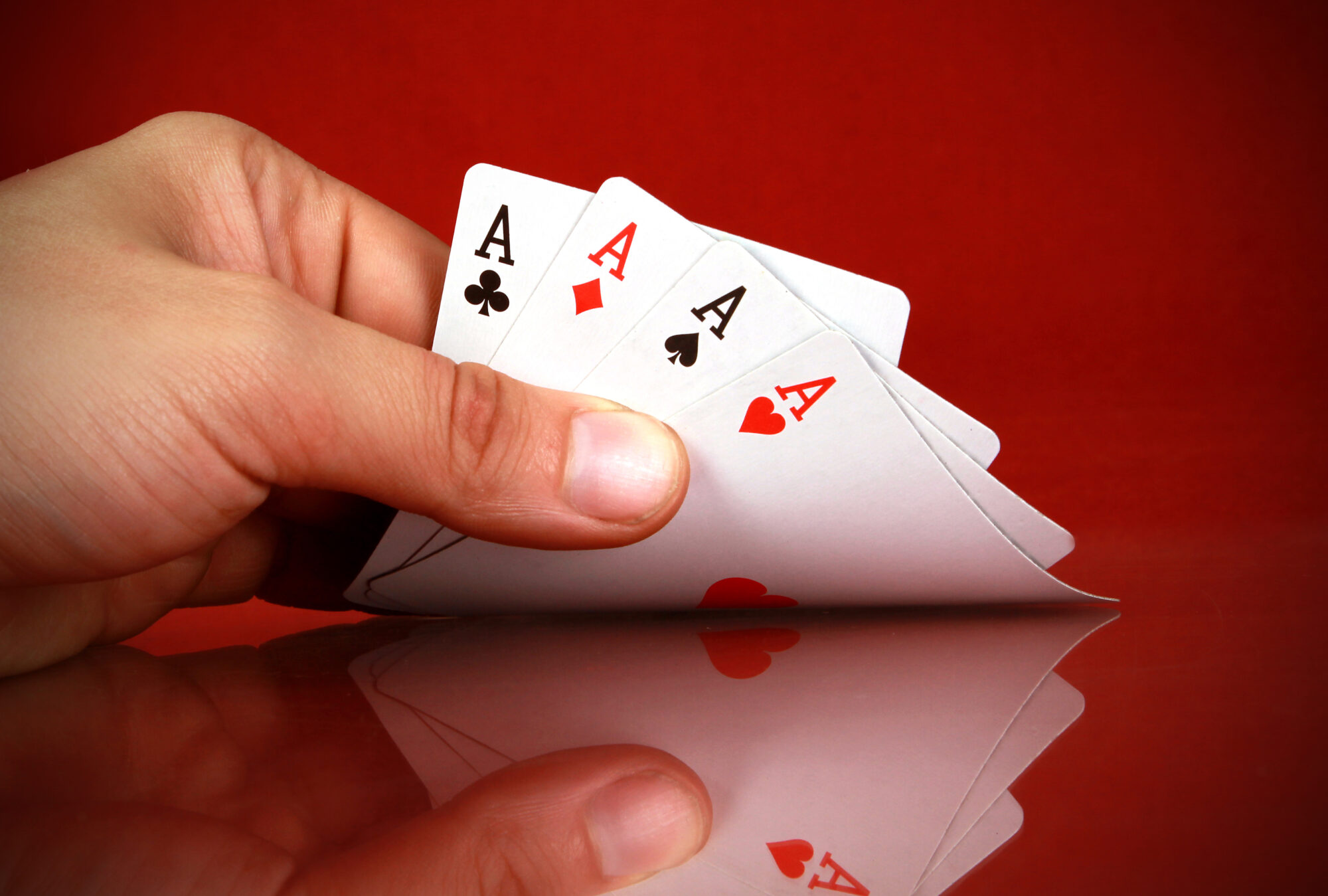 Geni al Tavolo Verde: Strategie, Bluff e Psicologia nel Poker